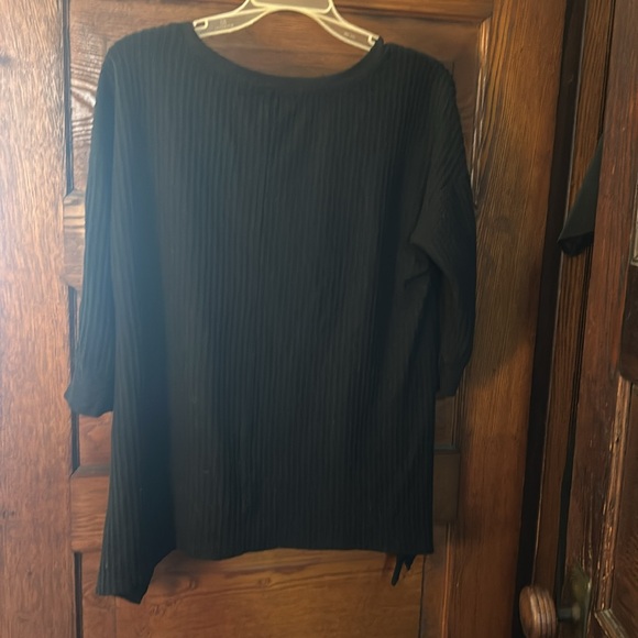 Kate 3/4 sleeve sharkbite top - Picture 4 of 5